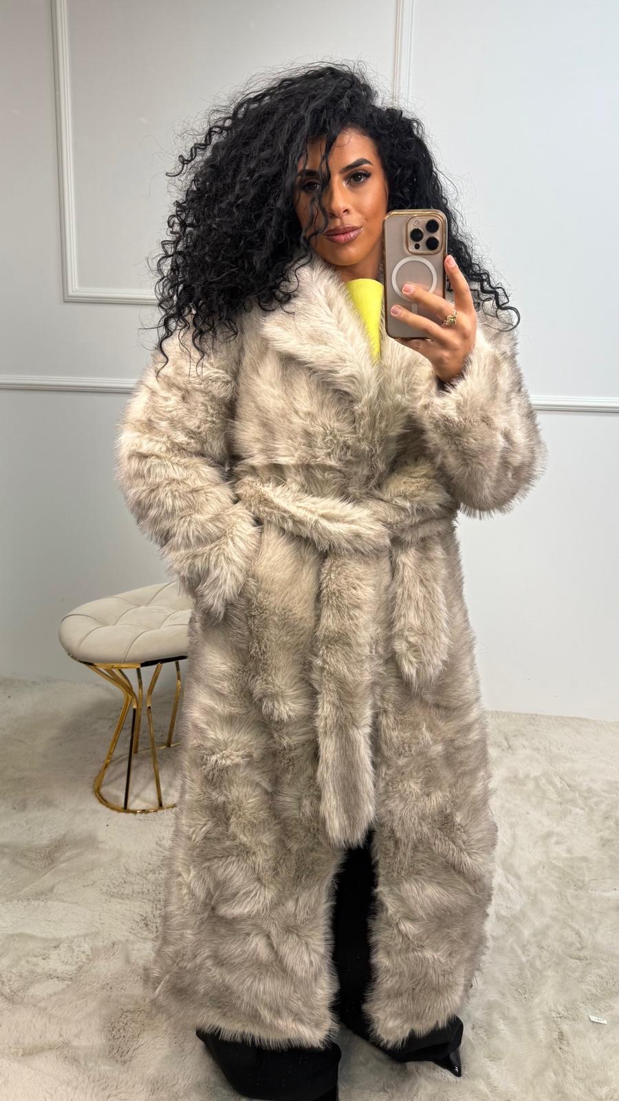 1c9c3f1e-eaa0-46bb-9e1f-334e4d4c2707 Demi Bont Look Robe Lange Jas